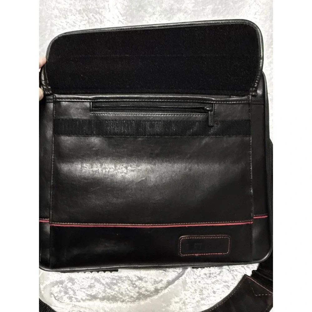 Targus‎ Black Leather Laptop Messenger Bag Red Stitching Tech Case Carry Strap
